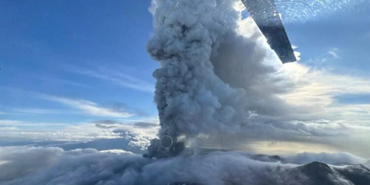 Vista aérea del volcán de Krasheninnikov que entra en Kamchatka, Rusia.