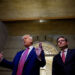 El presidente Donald Trump, acompañado por el presidente de la Cámara de Mike Johnson (derecha), habla con los miembros de los medios de comunicación cuando sale de una reunión republicana de la Cámara en el Capitolio de los Estados Unidos el 20 de mayo de 2025 en Washington, DC.