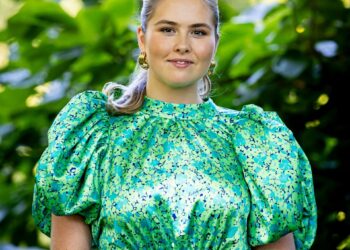 Princesa Amalia de los Países Bajos posando para los medios de comunicación.