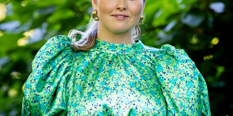 Princesa Amalia de los Países Bajos posando para los medios de comunicación.