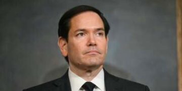 El secretario de Estado de los Estados Unidos, Marco Rubio, considera el ministro de Relaciones Exteriores de Paraguay Ruben Ramirez Lezcano, habla antes de firmar un memorando de entendimiento en la sala de tratados del Departamento de Estado en Washington, DC, el 14 de agosto de 2025.