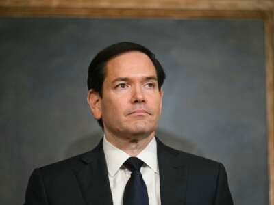 El secretario de Estado de los Estados Unidos, Marco Rubio, considera el ministro de Relaciones Exteriores de Paraguay Ruben Ramirez Lezcano, habla antes de firmar un memorando de entendimiento en la sala de tratados del Departamento de Estado en Washington, DC, el 14 de agosto de 2025.