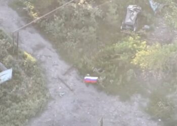 Vista aérea de los soldados rusos con una bandera en Yablunivka, Ucrania.