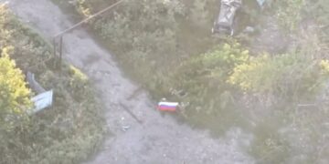 Vista aérea de los soldados rusos con una bandera en Yablunivka, Ucrania.