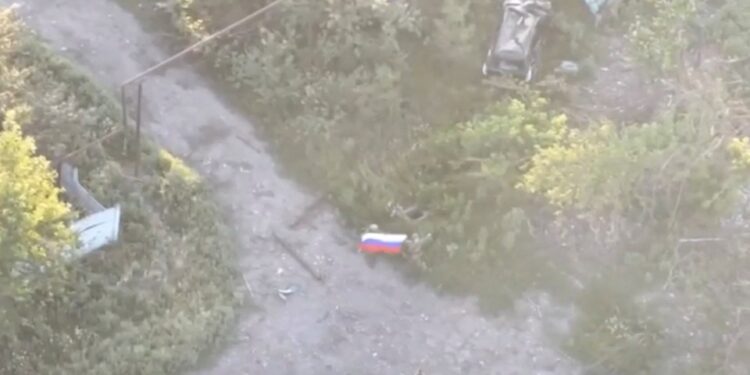 Vista aérea de los soldados rusos con una bandera en Yablunivka, Ucrania.