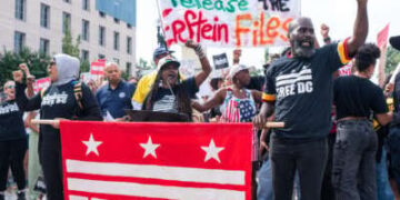Los manifestantes participan en la conferencia de prensa y un rally gratuito de DC cerca de la Casa Blanca el 11 de agosto de 2025.