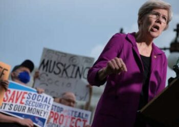 La senadora estadounidense Elizabeth Warren (D-Massachusetts) habla durante una conferencia de prensa sobre el Seguro Social.