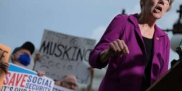 La senadora estadounidense Elizabeth Warren (D-Massachusetts) habla durante una conferencia de prensa sobre el Seguro Social.