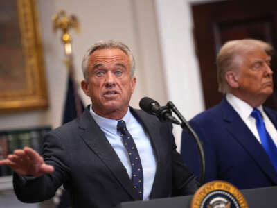 El secretario de Salud y Servicios Humanos de los Estados Unidos, Robert F. Kennedy Jr., habla junto con el presidente Donald Trump durante una conferencia de prensa en la sala Roosevelt de la Casa Blanca el 12 de mayo de 2025, en Washington, DC
