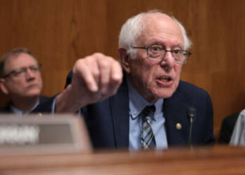 El miembro de clasificación del Comité del Senado sobre Salud, Educación, Trabajo y Pensiones, el senador Bernie Sanders habla durante una audiencia de confirmación ante el comité en el edificio de la Oficina del Senado de Dirksen el 25 de junio de 2025, en Washington, DC.