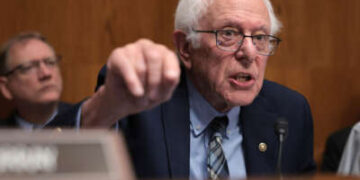El miembro de clasificación del Comité del Senado sobre Salud, Educación, Trabajo y Pensiones, el senador Bernie Sanders habla durante una audiencia de confirmación ante el comité en el edificio de la Oficina del Senado de Dirksen el 25 de junio de 2025, en Washington, DC.