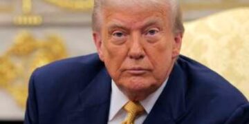 Según los informes, los funcionarios del FBI redactaron referencias a Trump de los archivos de Epstein