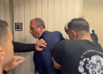 El Contralor Brad Lander de la ciudad de Nueva York es visto cuando es arrestado en un tribunal de inmigración, de un video publicado por su oficina, el 17 de junio de 2025.