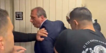 El Contralor Brad Lander de la ciudad de Nueva York es visto cuando es arrestado en un tribunal de inmigración, de un video publicado por su oficina, el 17 de junio de 2025.