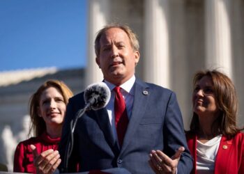 Texas AG presenta una demanda ante la Corte Suprema del Estado para declarar asientos de 13 demócratas ausentes vacantes