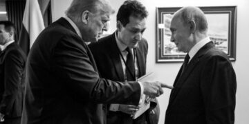 Foto en blanco y negro de Donald Trump señalando a Vladimir Putin.