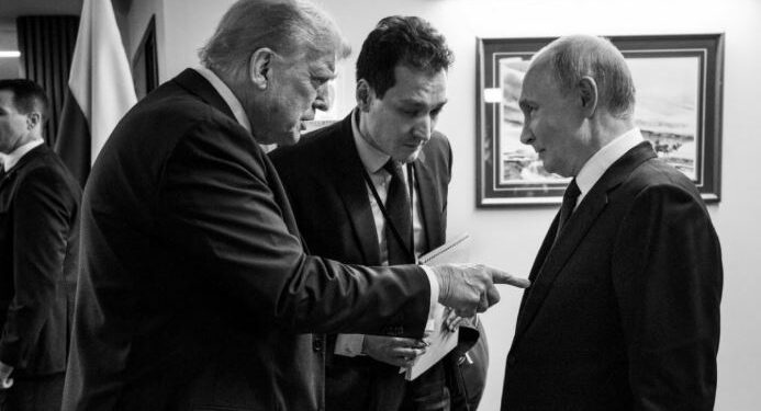 Foto en blanco y negro de Donald Trump señalando a Vladimir Putin.