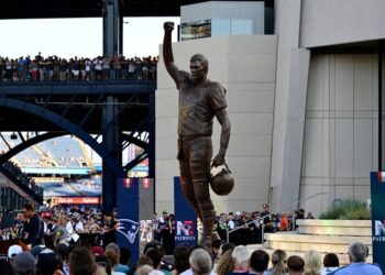 Tom Brady reacciona a la estatua de los Patriots que se presenta en el estadio Gillette