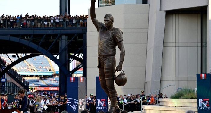 Tom Brady reacciona a la estatua de los Patriots que se presenta en el estadio Gillette
