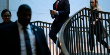 El líder de la minoría de la Cámara de Representantes, Hakeem Jeffries, se dirige a un centro de información compartimentada sensible en el sótano del Centro de Visitantes del Capitolio de los Estados Unidos para reunirse con otros líderes del Congreso y funcionarios de inteligencia de la Casa Blanca el 14 de febrero de 2024, en Washington, DC, DC