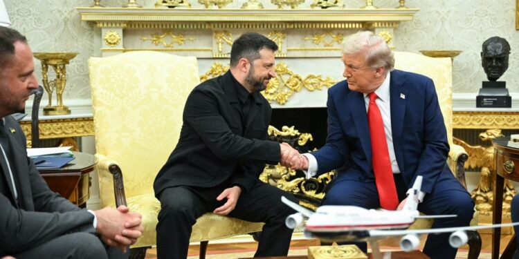 El presidente ucraniano, Volodymyr Zelensky, y el presidente de los Estados Unidos, Donald Trump, se dieron la mano durante una reunión en la Oficina Oval de la Casa Blanca en Washington, DC, el 18 de agosto de 2025. Los líderes europeos se unen al presidente ucraniano Volodymyr Zelensky en conversaciones con las conversaciones con el presidente de los Estados Unidos, Donald Trump, el 18 de agosto, mientras intentan encontrar una manera de hacer la ofensiva de Rusia. Los líderes que se dirigen a Washington el lunes para aparecer junto a Zelensky se llaman a sí mismos "Coalición de lo dispuesto." (Foto de Mandel Ngan / AFP) (Foto de Mandel Ngan / AFP a través de Getty Images)