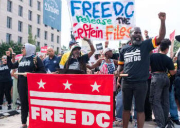 Los manifestantes participan en la conferencia de prensa y un rally gratuito de DC cerca de la Casa Blanca el 11 de agosto de 2025.