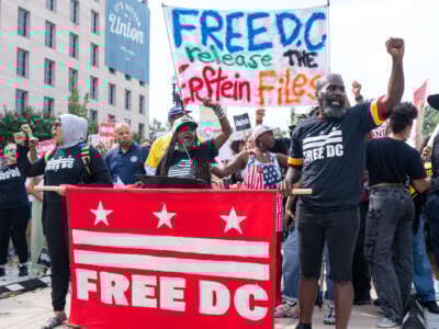 Los manifestantes participan en la conferencia de prensa y un rally gratuito de DC cerca de la Casa Blanca el 11 de agosto de 2025.