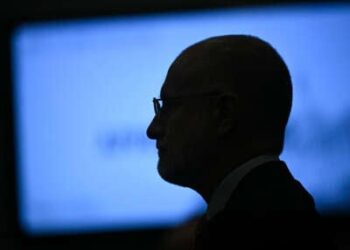 El presidente de la Comisión Federal de Comunicaciones (FCC) Brendan Carr llega a testificar ante el Subcomité de la Cámara de Servicios Financieros y el Gobierno General sobre la supervisión de la FCC, en Capitol Hill en Washington, DC, el 21 de mayo de 2025.