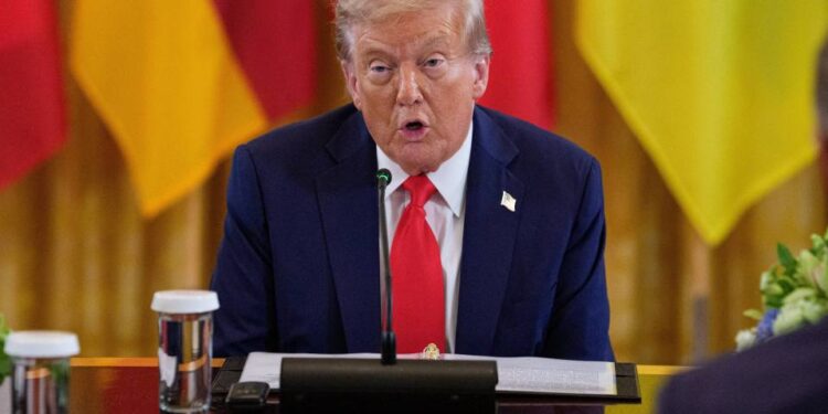 El presidente Donald Trump hablando en una reunión multilateral con líderes europeos.