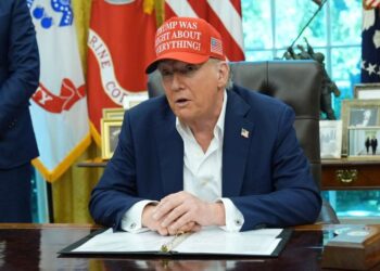 Trump dice que demandará por la redistribución de distritos de California y el Senado de los Estados Unidos 'resbalones azules'