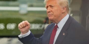 Trump dice que los estadounidenses podrían obtener dividendos de los ingresos arancelarios