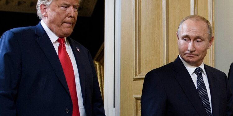 Los trabajadores de emergencia en medio de los escombros de un edificio bombardeado.