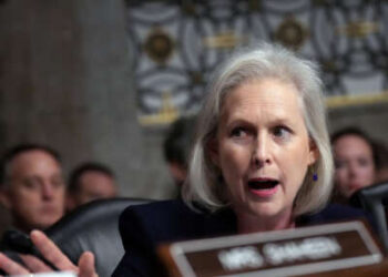 La senadora Kirsten Gillibrand habla durante una audiencia en Capitol Hill el 14 de enero de 2025 en Washington, DC