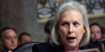 La senadora Kirsten Gillibrand habla durante una audiencia en Capitol Hill el 14 de enero de 2025 en Washington, DC