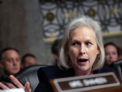 La senadora Kirsten Gillibrand habla durante una audiencia en Capitol Hill el 14 de enero de 2025 en Washington, DC