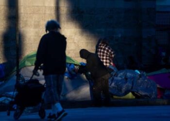 Se ven individuos y tiendas de carpas desanimados en una acera en Los Ángeles, California, el 24 de julio de 2025.