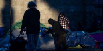 Se ven individuos y tiendas de carpas desanimados en una acera en Los Ángeles, California, el 24 de julio de 2025.