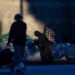 Se ven individuos y tiendas de carpas desanimados en una acera en Los Ángeles, California, el 24 de julio de 2025.