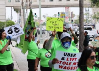 Los conductores y seguidores de Ridquare se manifestaron en el Ayuntamiento de Los Ángeles, California, el 26 de marzo de 2025, en apoyo de un acuerdo en un escándalo de robo salarial masivo que robó a los conductores de decenas de miles de millones de dólares. Medido en dólares perdidos, el robo salarial estimado total es más devastador que todos los demás delitos inmobiliarios informados por la policía.