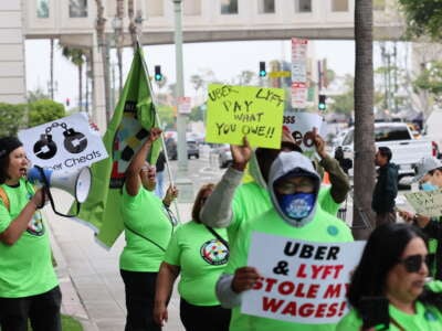 Los conductores y seguidores de Ridquare se manifestaron en el Ayuntamiento de Los Ángeles, California, el 26 de marzo de 2025, en apoyo de un acuerdo en un escándalo de robo salarial masivo que robó a los conductores de decenas de miles de millones de dólares. Medido en dólares perdidos, el robo salarial estimado total es más devastador que todos los demás delitos inmobiliarios informados por la policía.
