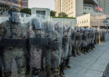 Marines estadounidenses en un enfrentamiento con civiles en el centro de Los Ángeles.