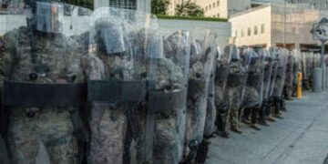 Marines estadounidenses en un enfrentamiento con civiles en el centro de Los Ángeles.