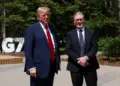 El presidente de los Estados Unidos, Donald Trump (L) y el primer ministro británico, Keir Starmer, hablan con los periodistas durante el grupo de siete (G7) cumbre en el Pomeroy Kananaskis Mountain Lodge en Kananaskis, Alberta, Canadá, el 16 de junio de 2025. (Suzanne Plunkett/Pool/AFP)