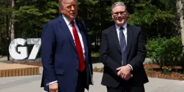 El presidente de los Estados Unidos, Donald Trump (L) y el primer ministro británico, Keir Starmer, hablan con los periodistas durante el grupo de siete (G7) cumbre en el Pomeroy Kananaskis Mountain Lodge en Kananaskis, Alberta, Canadá, el 16 de junio de 2025. (Suzanne Plunkett/Pool/AFP)