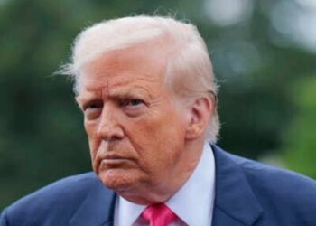 El presidente Donald Trump habla con los medios de comunicación cuando sale de la Casa Blanca el 15 de julio de 2025 en Washington, DC