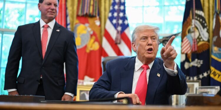Presidente Trump hablando en la Oficina Oval.
