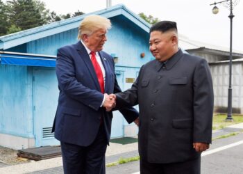 El presidente Donald Trump se dio la mano del líder norcoreano Kim Jong Un en la aldea fronteriza de Panmunjom.