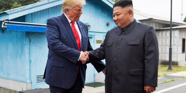 El presidente Donald Trump se dio la mano del líder norcoreano Kim Jong Un en la aldea fronteriza de Panmunjom.