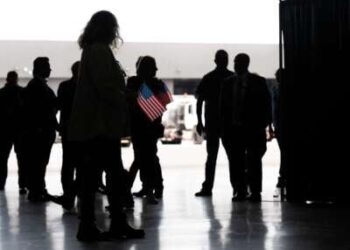 El primer grupo de afrikaners de Sudáfrica llega para su reasentamiento en el Aeropuerto Internacional de Washington Dulles en Dulles, Virginia, el 12 de mayo de 2025.