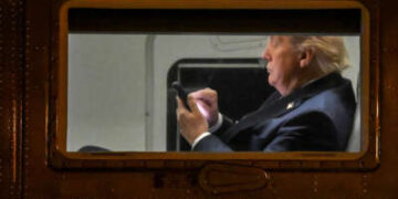 El presidente Donald Trump usa un teléfono celular a bordo de Marine uno antes de que salga del aeropuerto ejecutivo de Leesburg en Leesburg, Virginia, el 24 de abril de 2025.